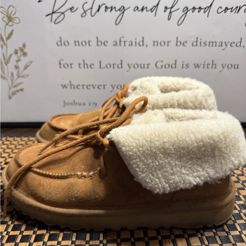 UGG Tan and Cream Ankle Boots Women SZ 8- Box 15 - Picture 3 of 7